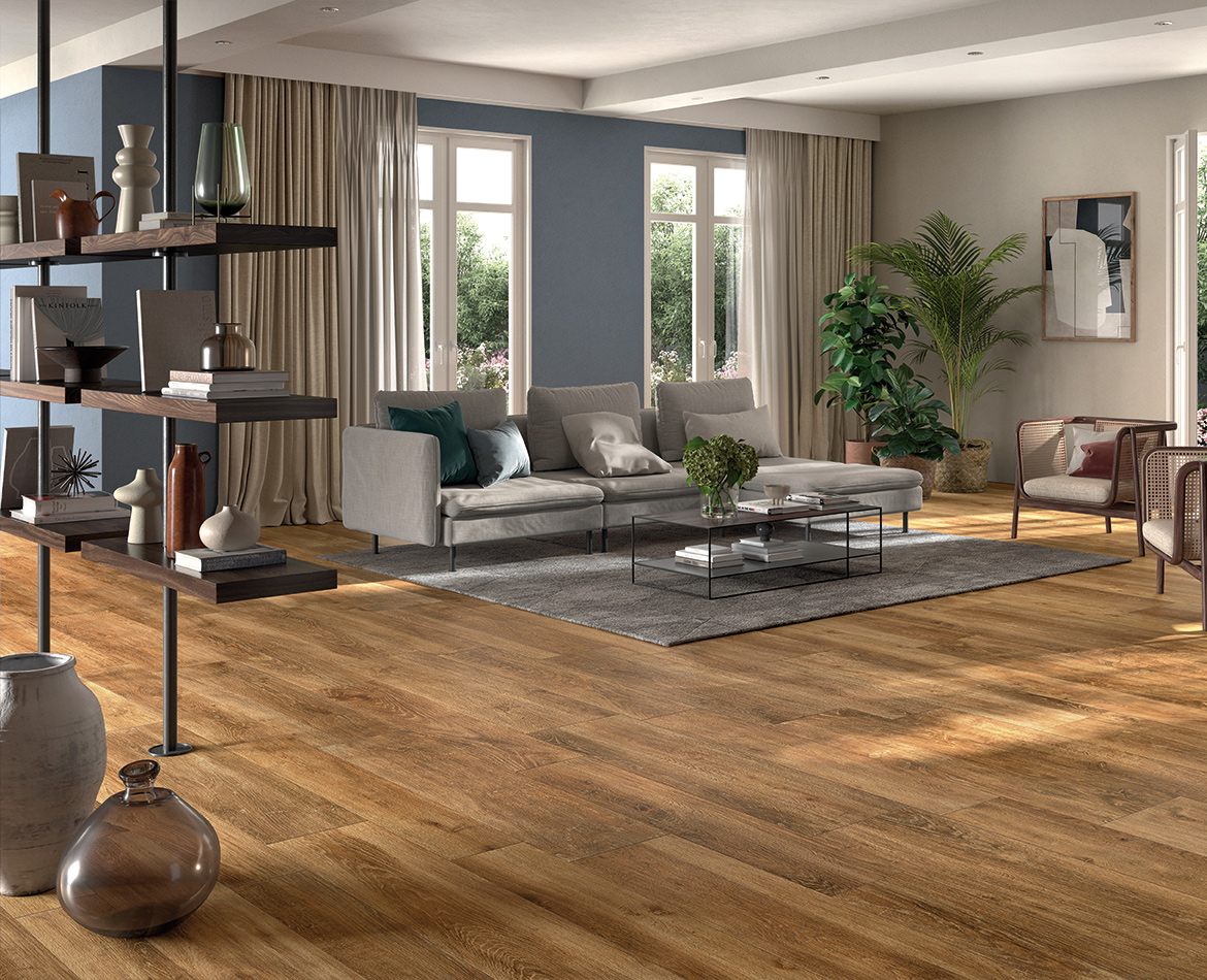 Gemütlicher Wohnbereich mit Holzoptik-Feinsteinzeug und modernem Interieur