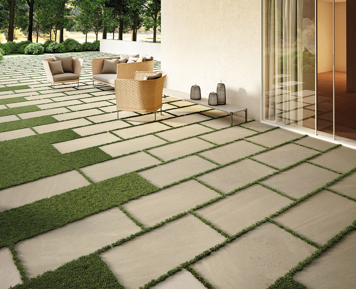 Terrasse mit Outdoor-Fliesen und Kunstrasen