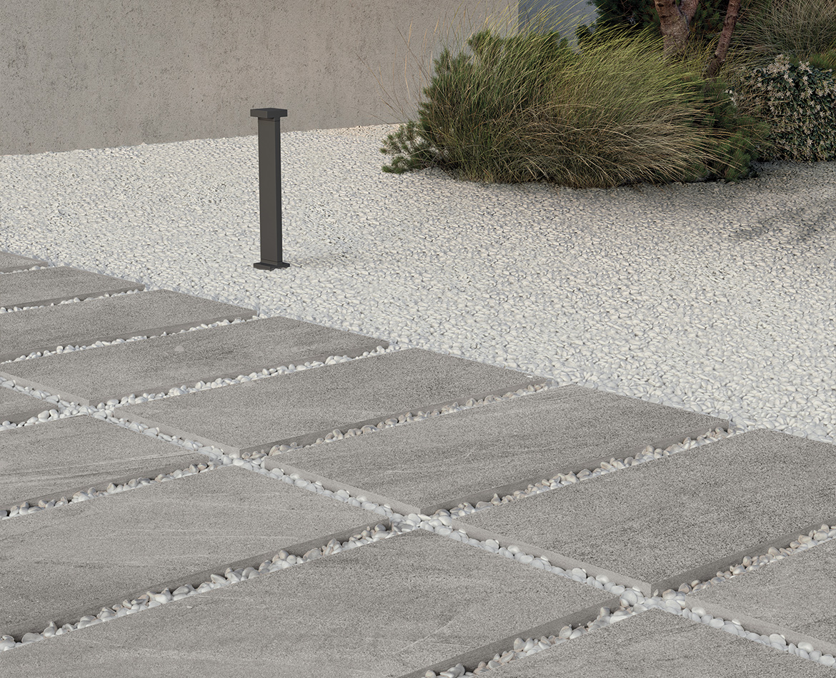 Gartenweg mit grauen Platten und weißem Kies