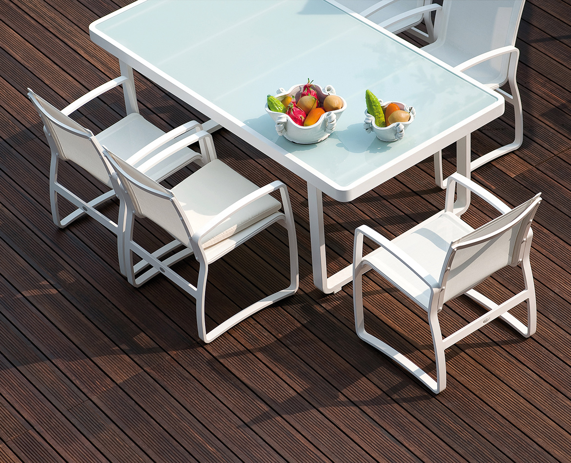 Essbereich im Freien auf dunklem Holzdeck