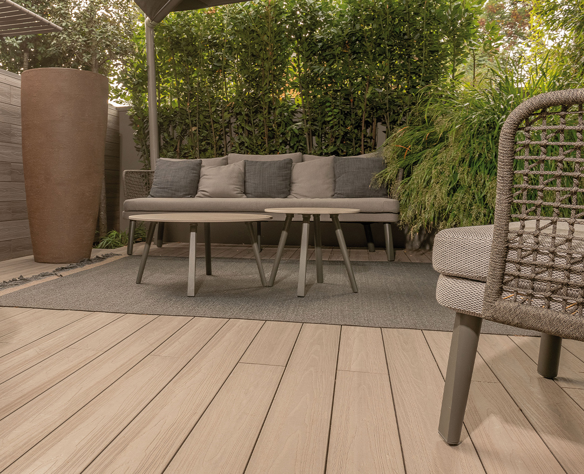 Terrasse mit Holzoptik-Boden und natürlichen Möbeln