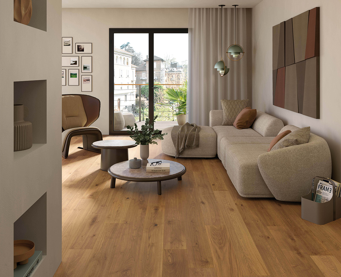 Helles Wohnzimmer mit breiten Holzplanken und Ecksofa