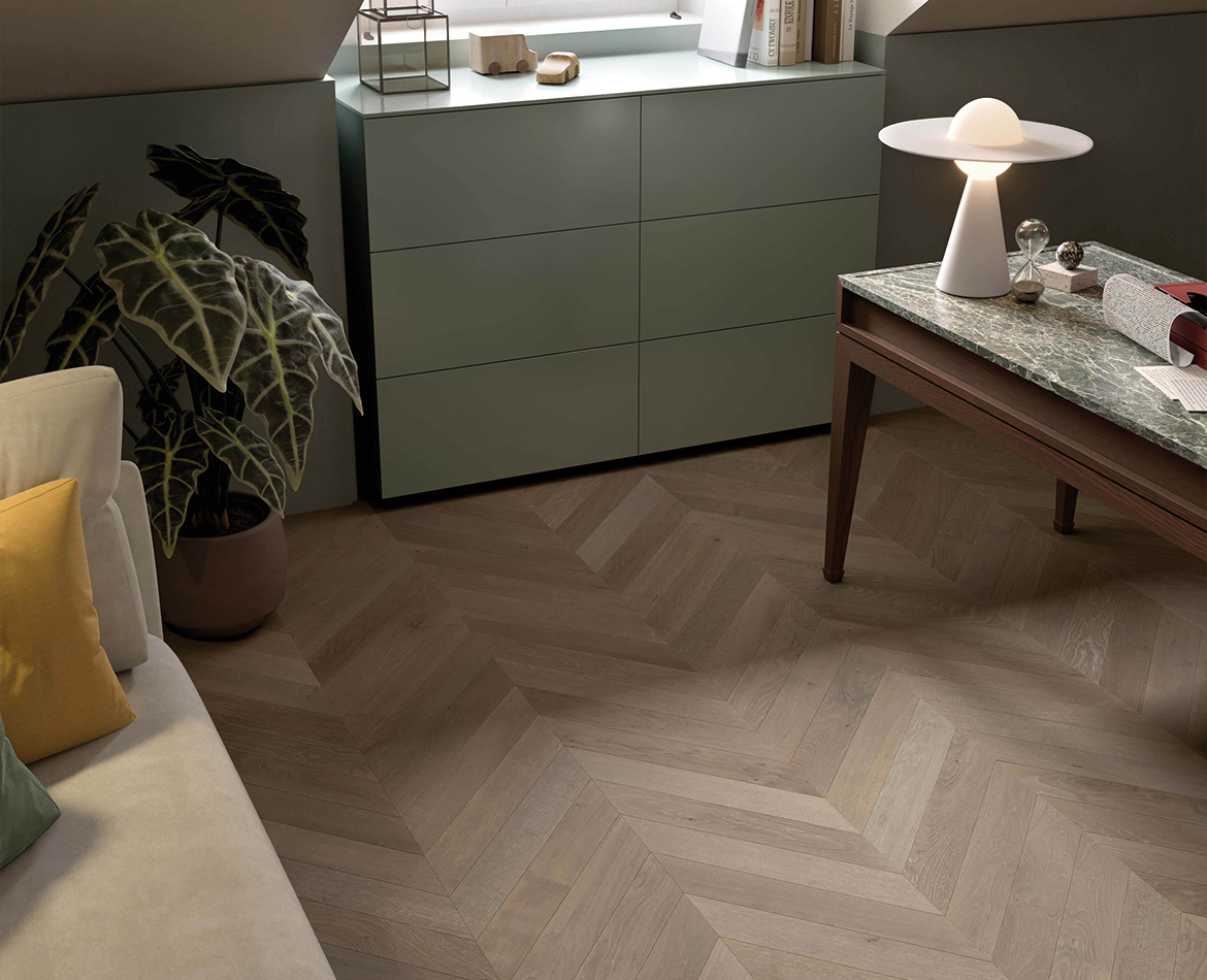 Eleganter Raum mit grauem Fischgrätparkett und Designmöbeln