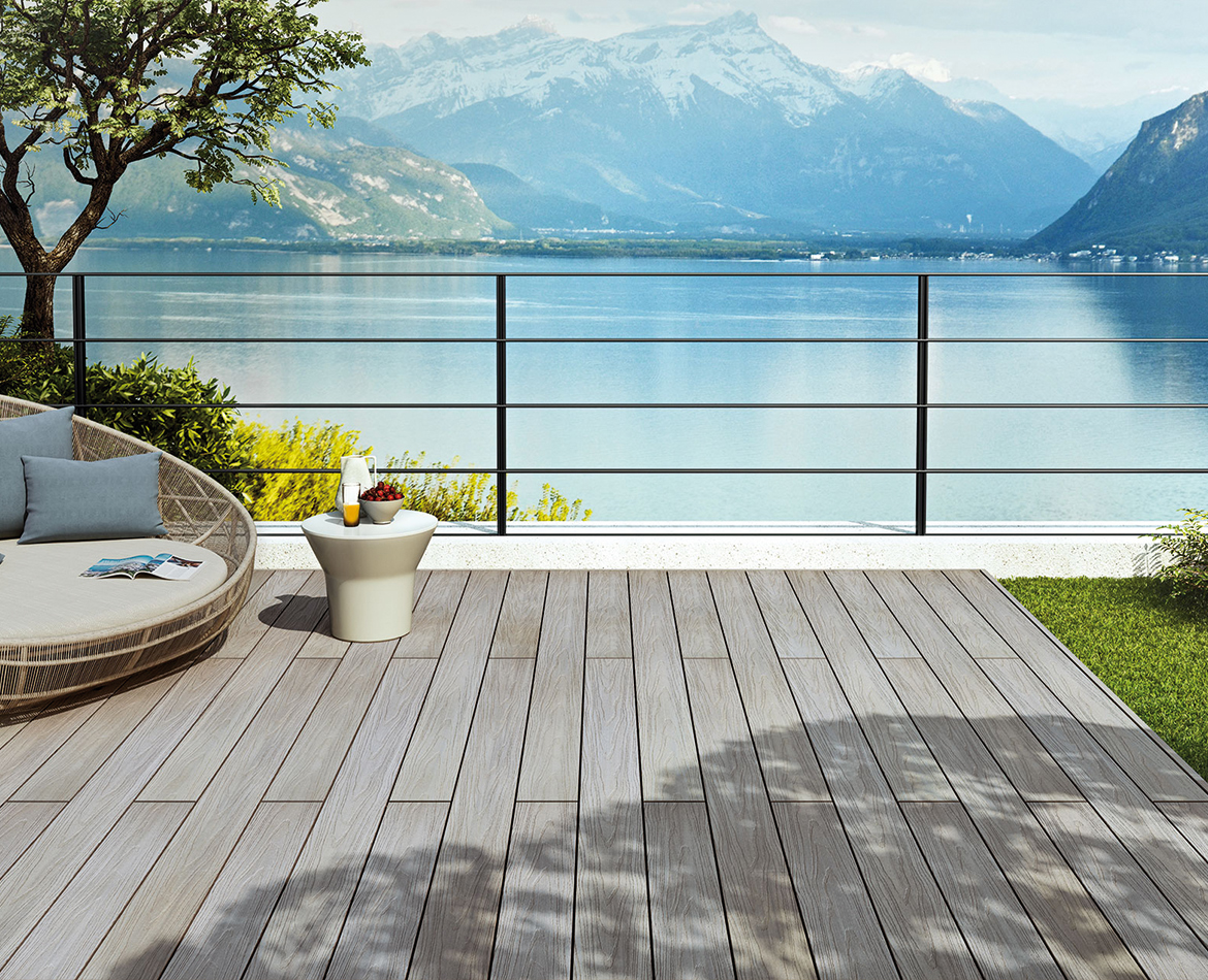 Terrasse mit grauem Holzboden und See-Panorama