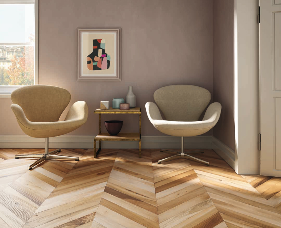 Wohnbereich mit Chevron-Muster in hellen Holztönen