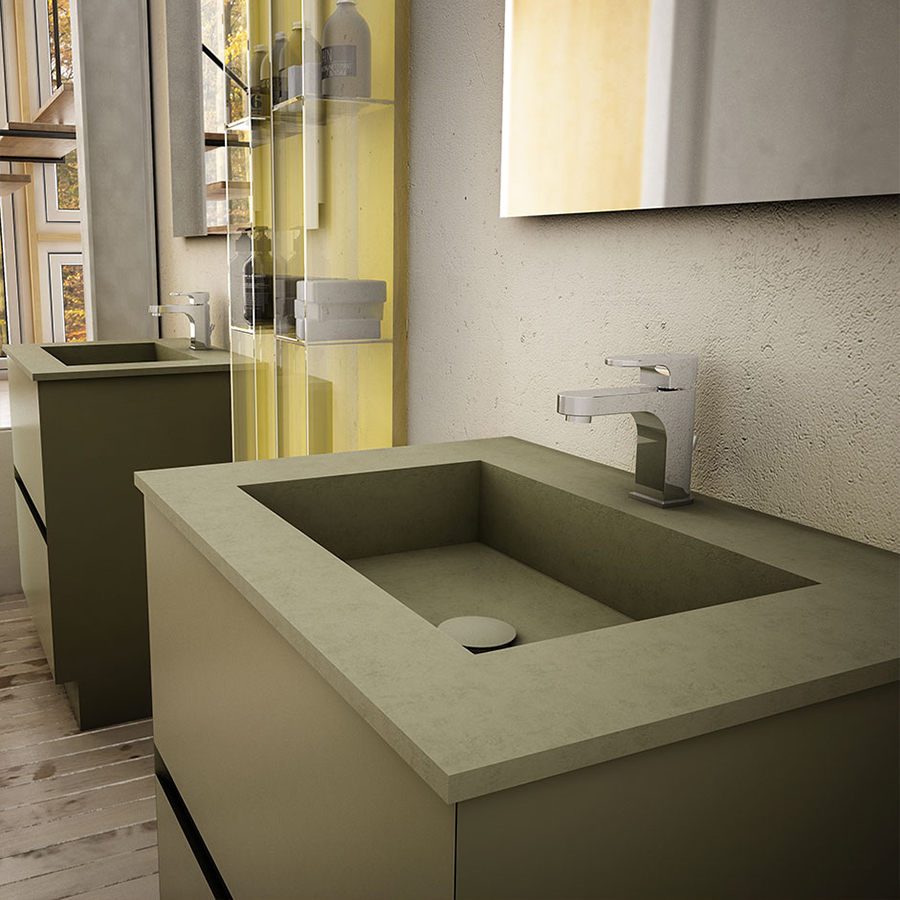 Waschtisch mit matter Wandverkleidung und gelbem Akzentglas