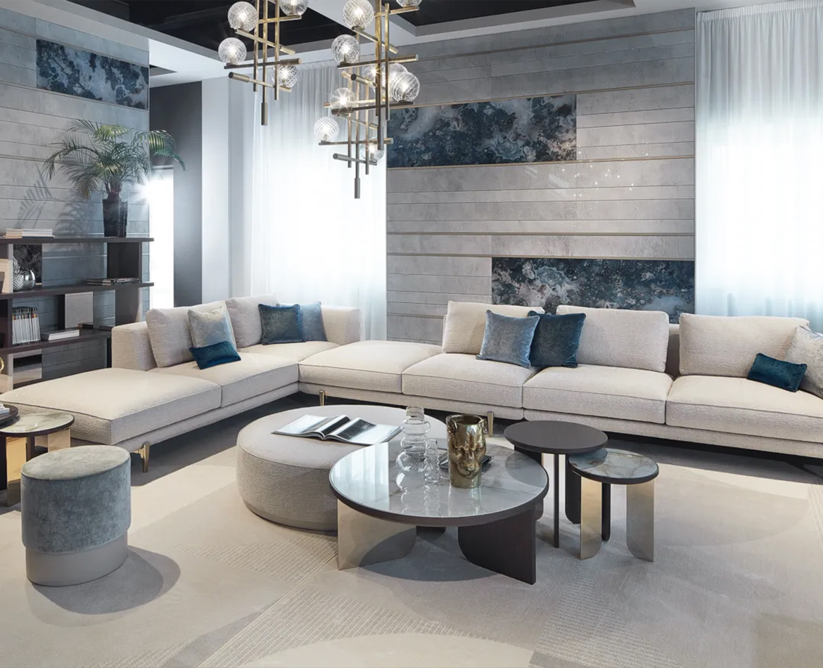 Wohnzimmer mit eleganter Wandverkleidung in Holzoptik und blauen Marmoreinsätzen