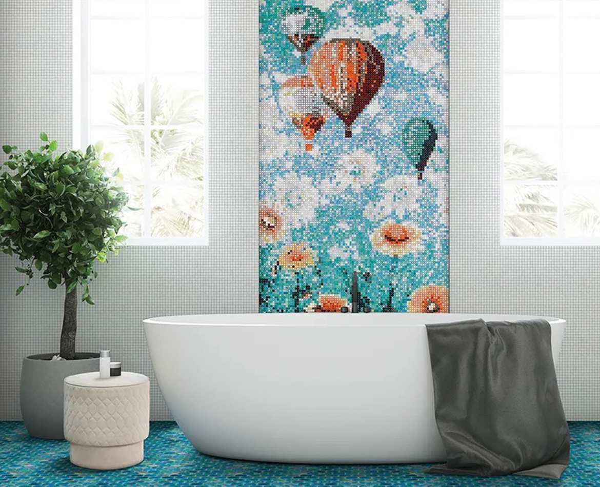 Künstlerische Glasmosaik-Wand mit Heißluftballon-Motiv im Badezimmer