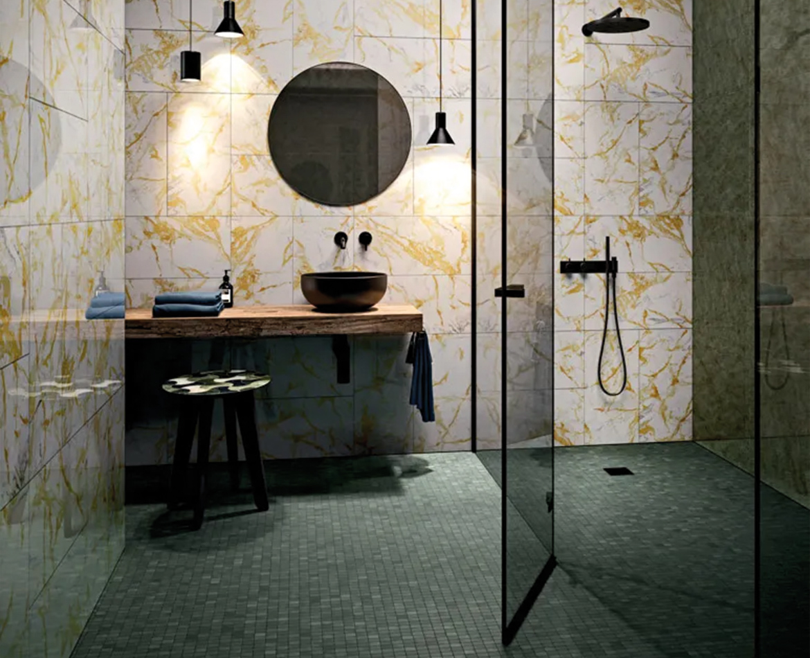 Badezimmer mit gold-weißem Marmordesign und dunklem Mosaikboden