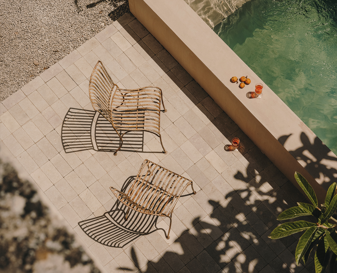 Rustikaler Terrassenbereich mit Natursteinplatten und Pool