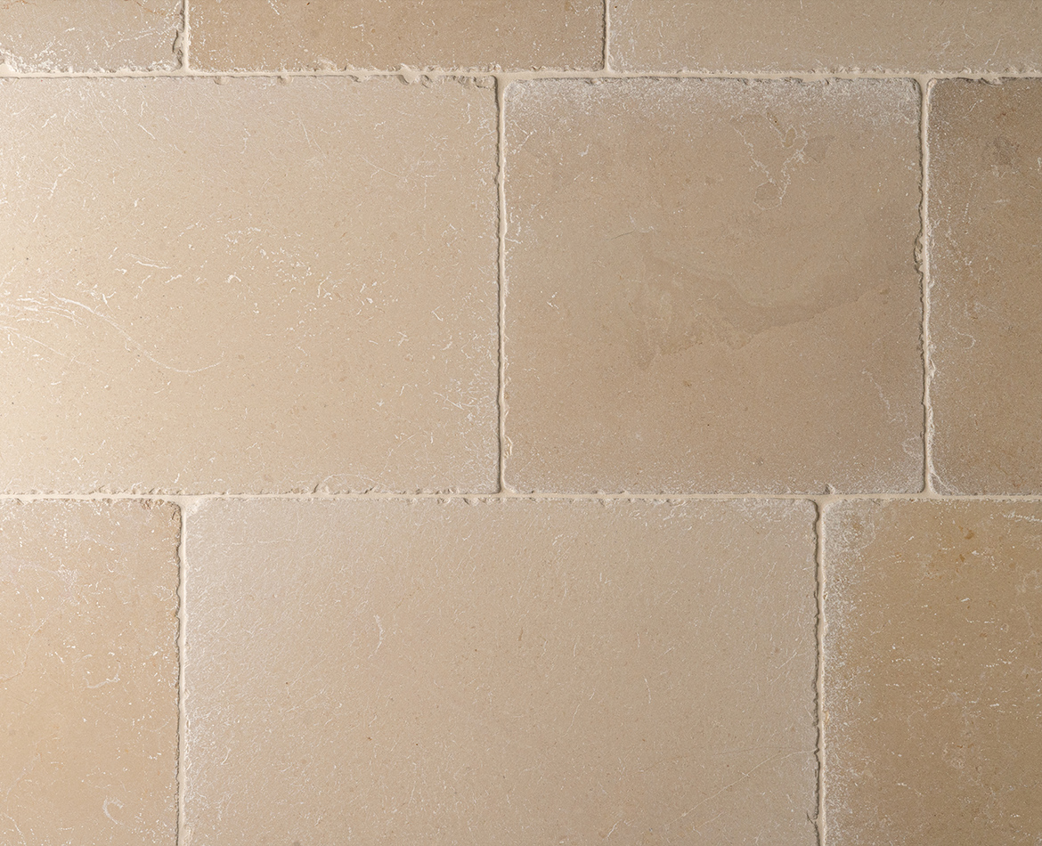Beige Natursteinverkleidung mit leichtem Vintage-Effekt