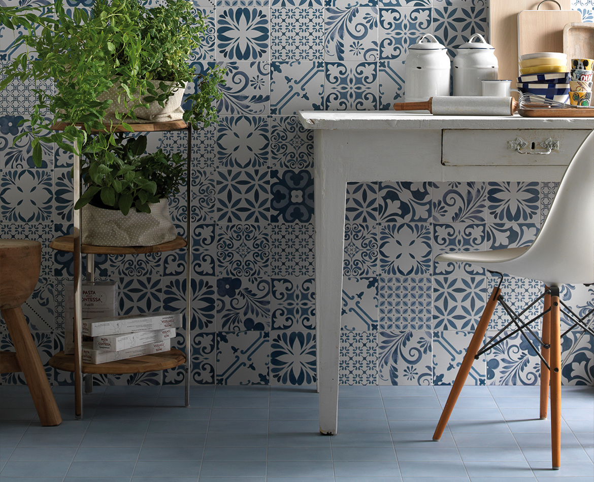 Küche mit weiß-blauem Fliesenmuster im mediterranen Stil