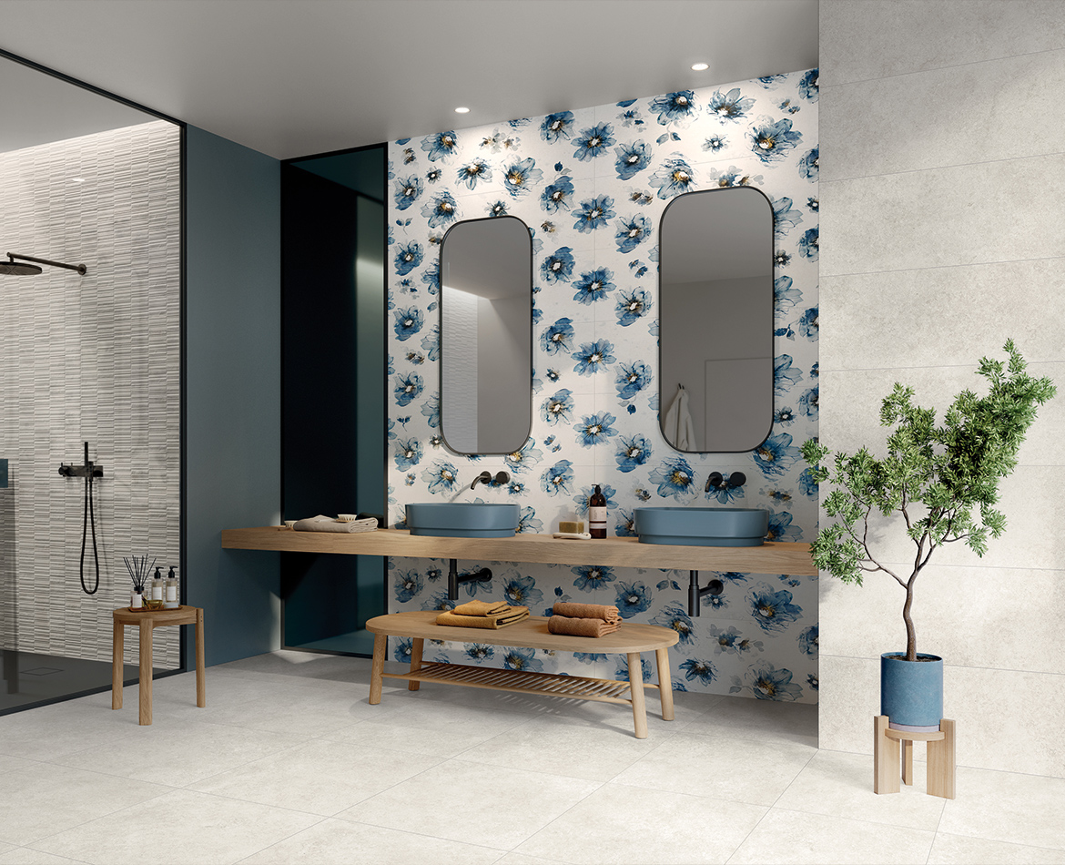 Doppelwaschplatz mit floraler Dekorwand in Blau und Weiß