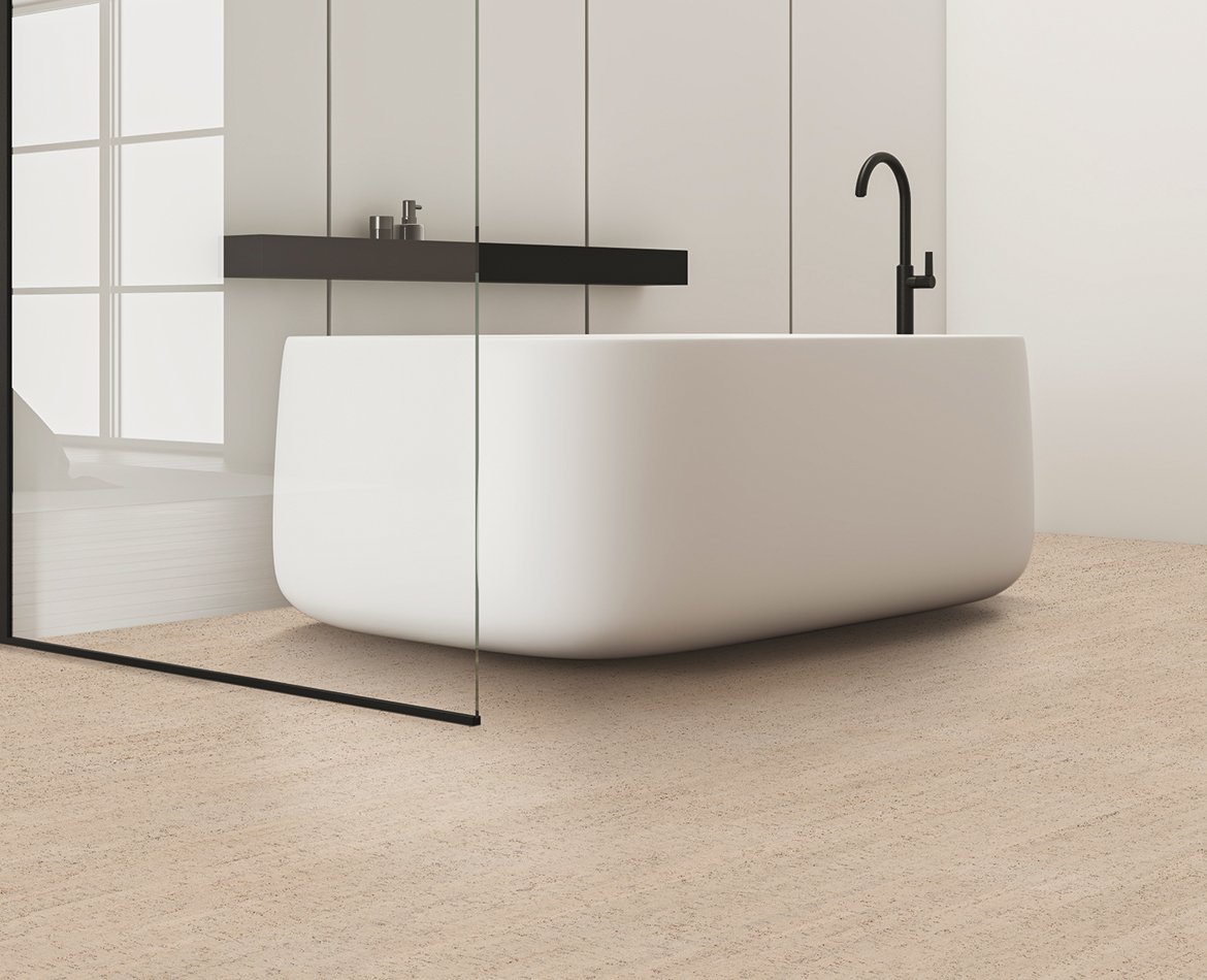 Minimalistisches Bad mit naturfarbenem Korkboden