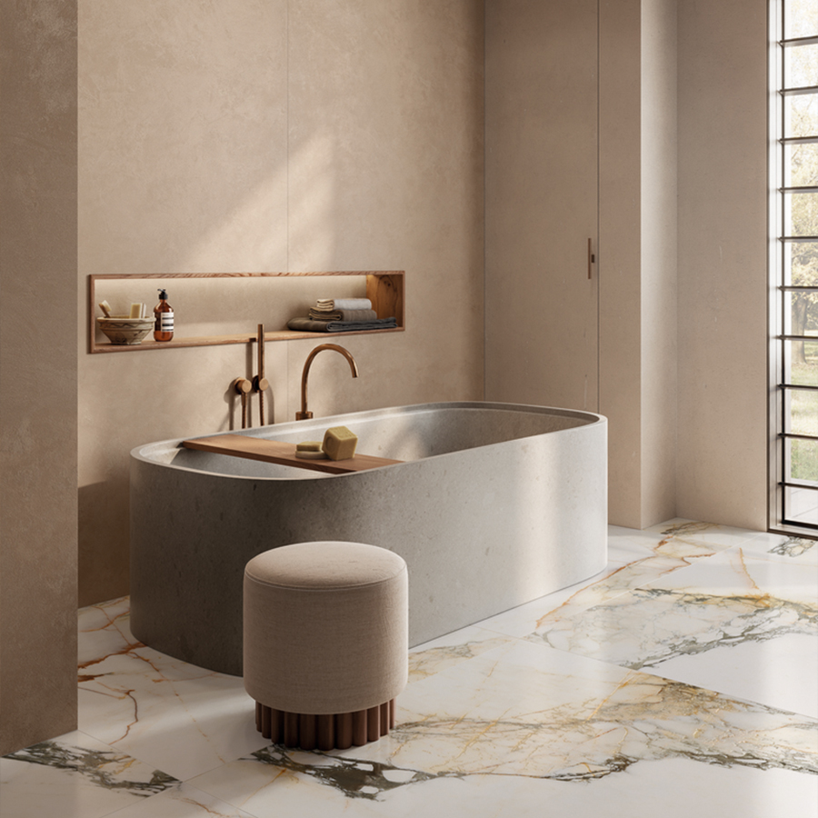 Bagno elegante con vasca freestanding e pavimento effetto marmo