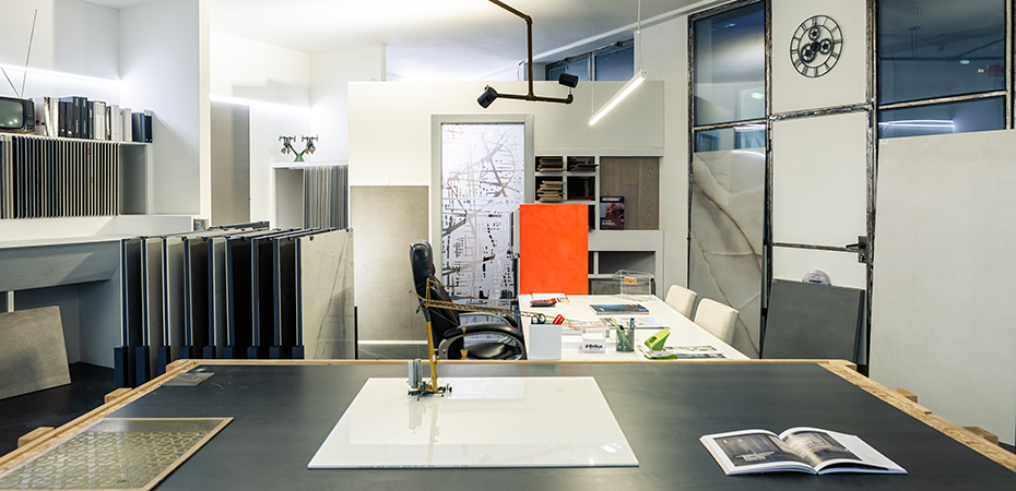 Beratungsraum und Materialproben im Showroom von Ground in Bozen