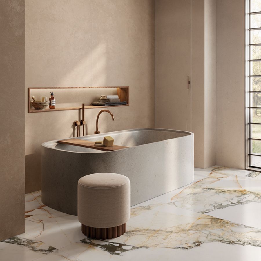 Elegantes Bad mit freistehender Wanne, Naturtönen und marmorierter Keramik