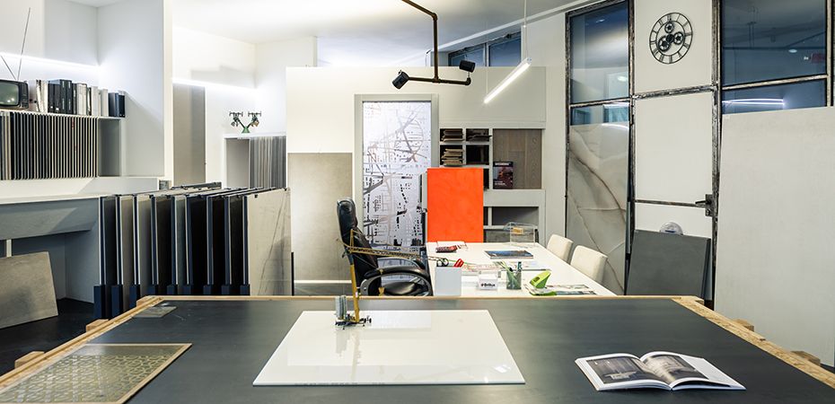 Beratungsraum und Materialproben im Showroom von Ground in Bozen