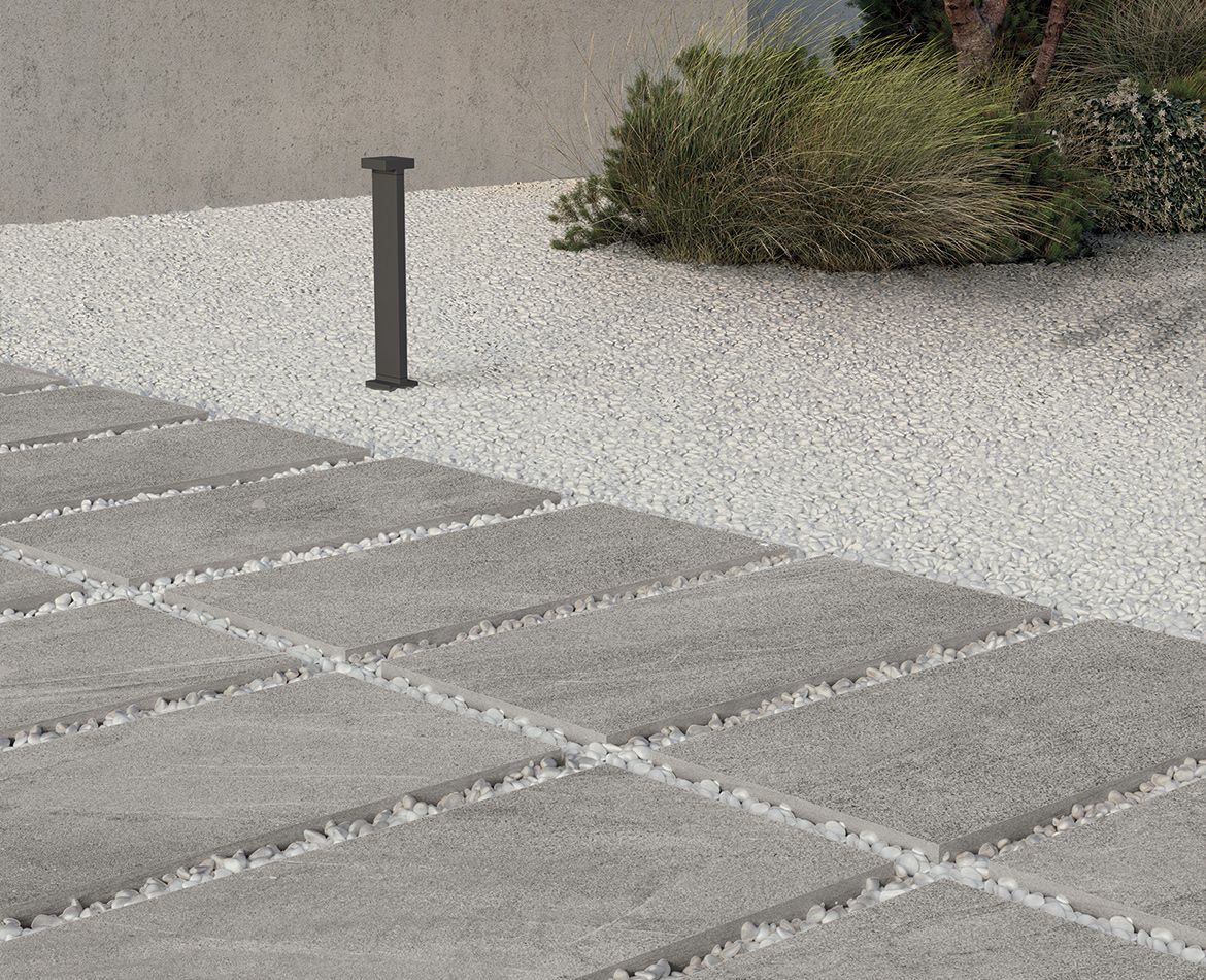 Gartenweg mit grauen Platten und weißem Kies
