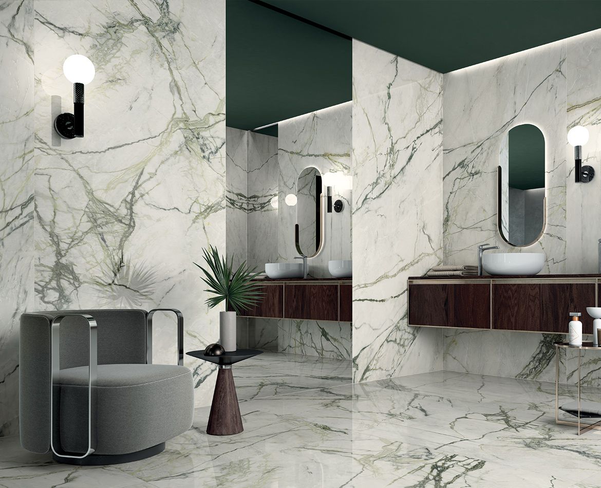 Bagno elegante con rivestimenti lucidi effetto marmo venato e arredi in legno scuro