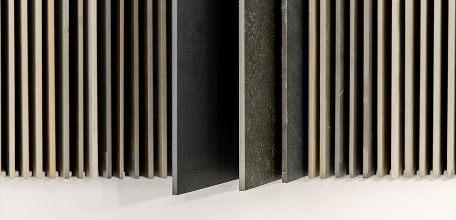 Campioni di lastre in esposizione nello showroom Ground