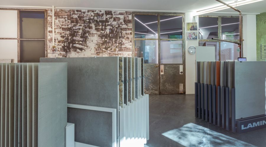 Auswahl großformatiger Platten im Showroom von Ground in Bozen