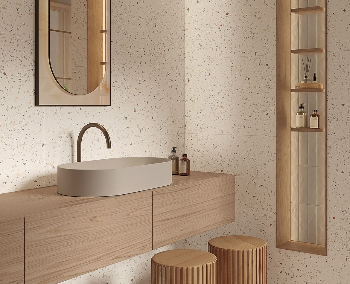 Parete bagno effetto terrazzo con dettagli in legno