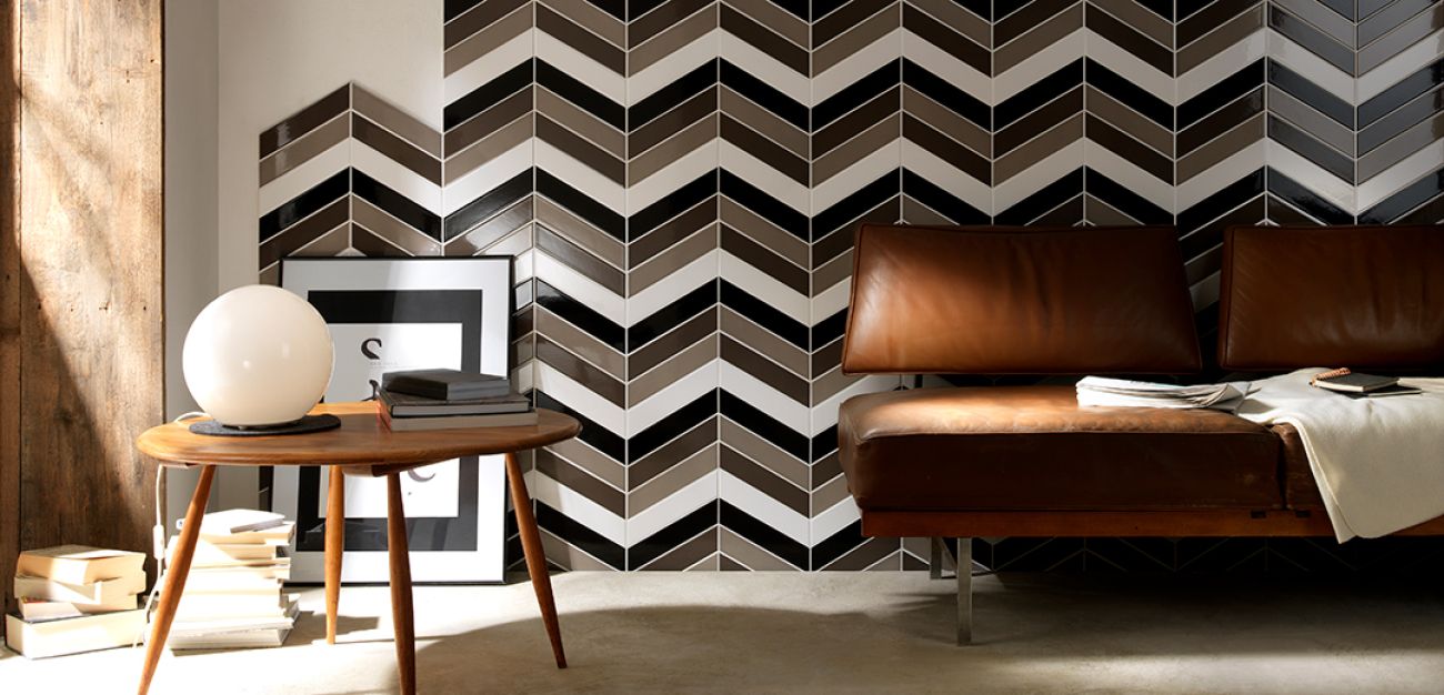 Wand mit Chevron-Fliesen in neutralen Farbtönen