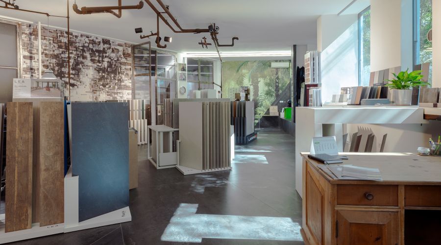 Showroom mit Mustertafeln für Boden- und Wandbeläge