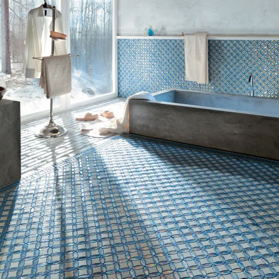 Rivestimento a mosaico vetroso Sicis con decoro azzurro brillante su parete e pavimento